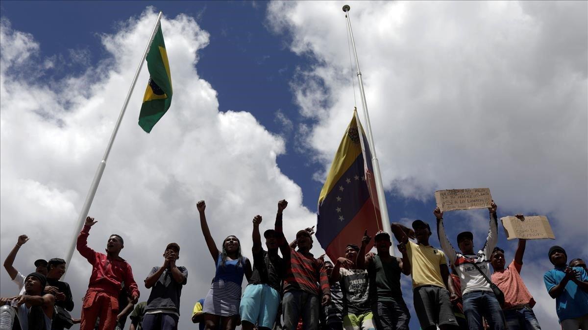 zentauroepp47067605 people waiting to cross to venezuela gesture at the border b190222164402