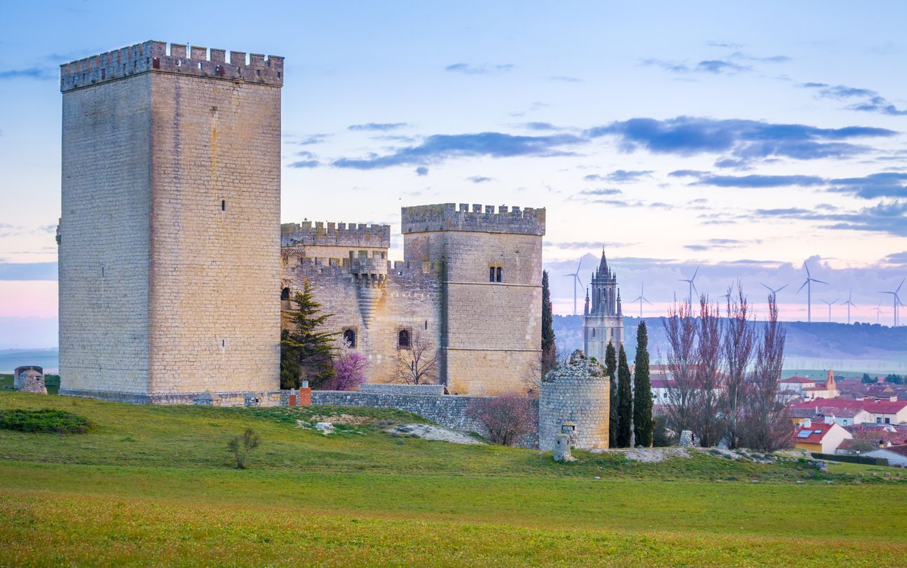 El Castillo de Ampudia, con la iglesia de San Miguel al fondo. Ampudia, Palencia.