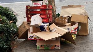 El cartró, un residu voluminós i en auge que encara s&apos;escapa del circuit de reciclatge a Barcelona