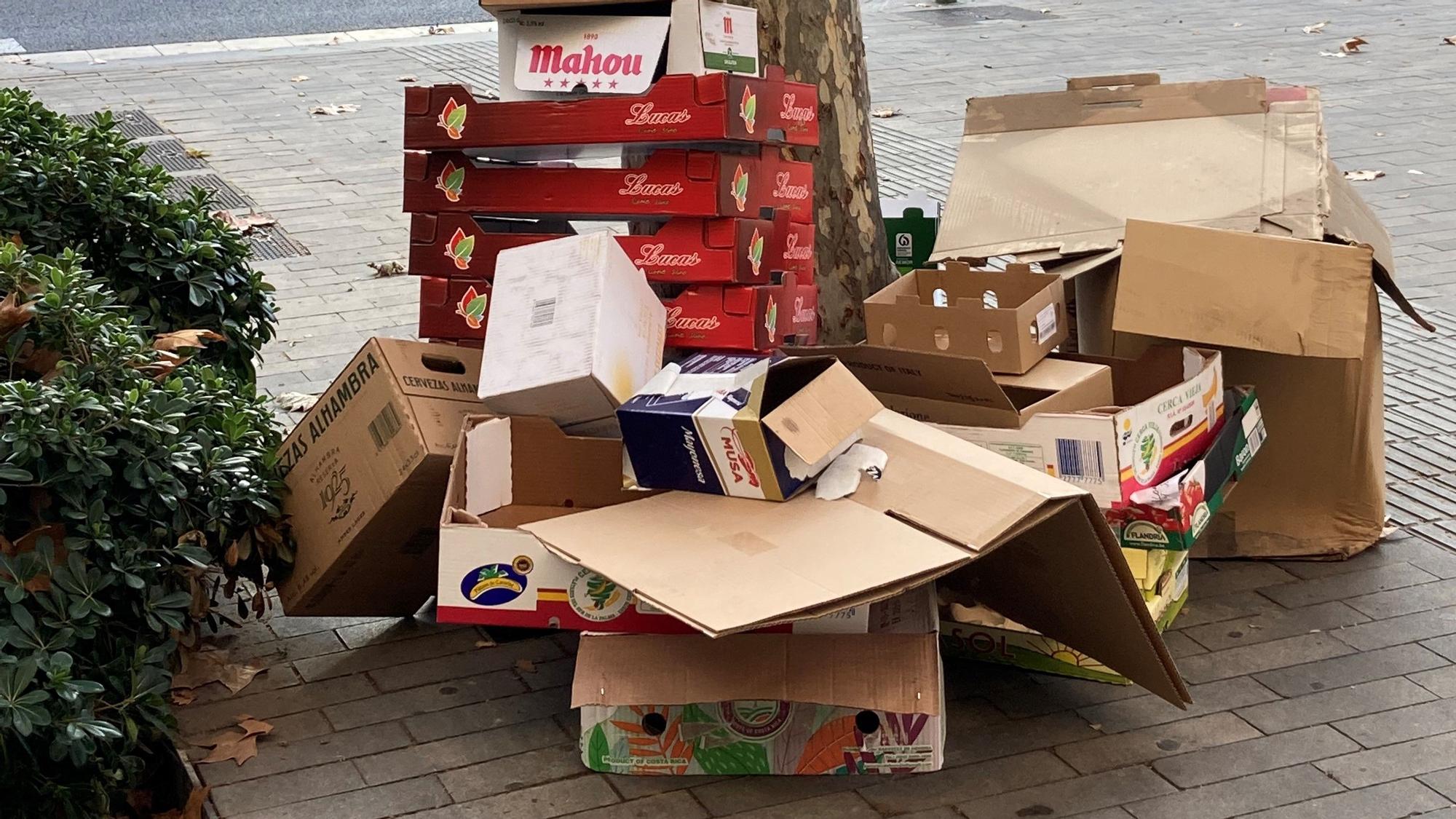 Barcelona 13.11.2022. Barcelona. Acumulación de cajas de cartón en el Eixample. Fotografia de Jordi Cotrina