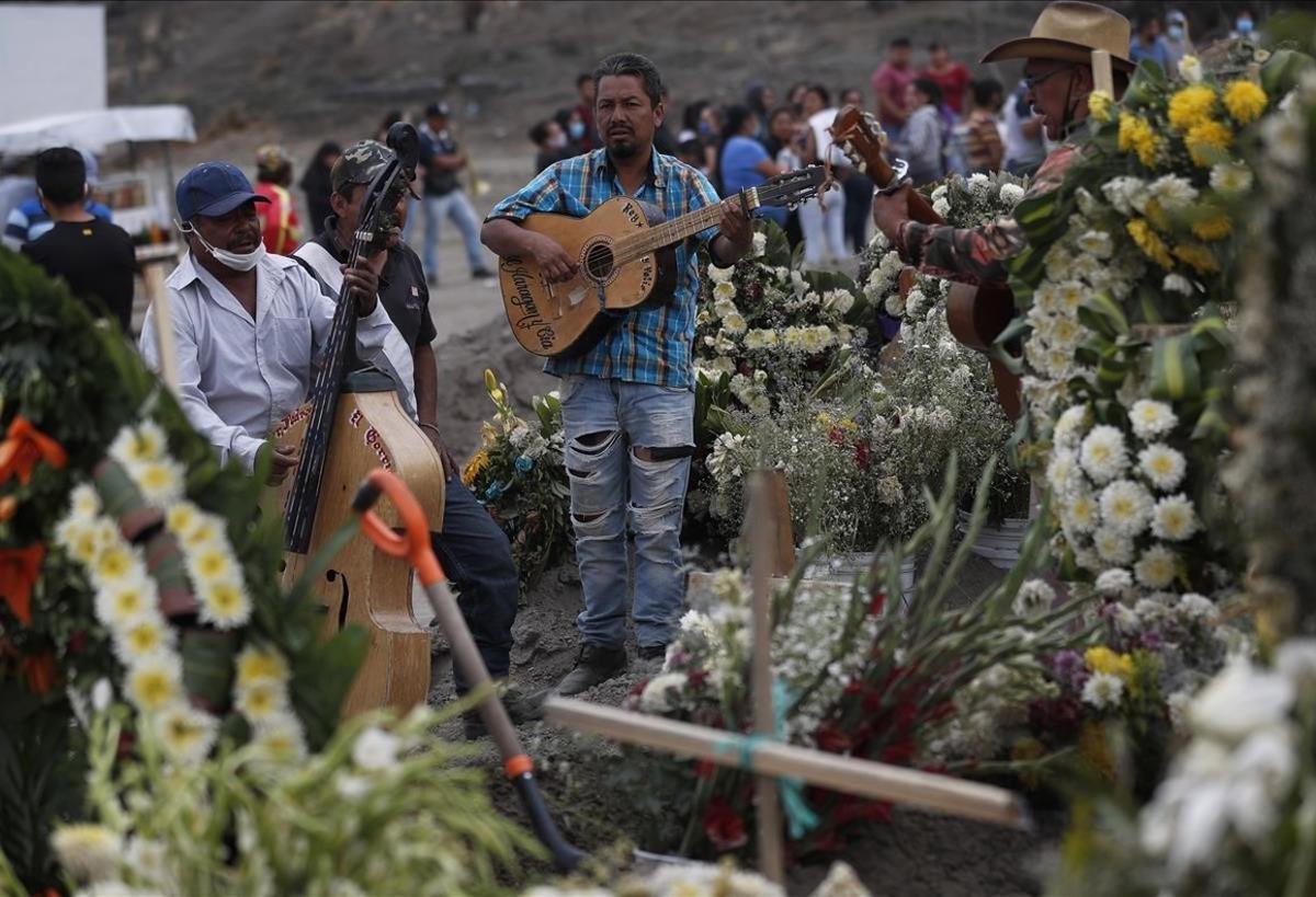 Un músico toca en un funeral en el recién construido Cementerio Municipal de Valle de Chalco, construido para dar cabida al aumento de muertes en medio de la nueva pandemia.