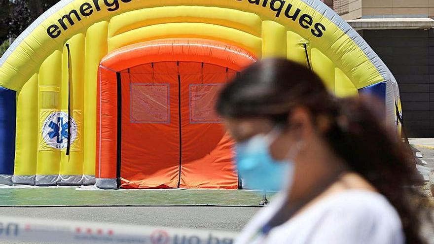 Una sanitaria frente al hospital de campaña de Lleida.