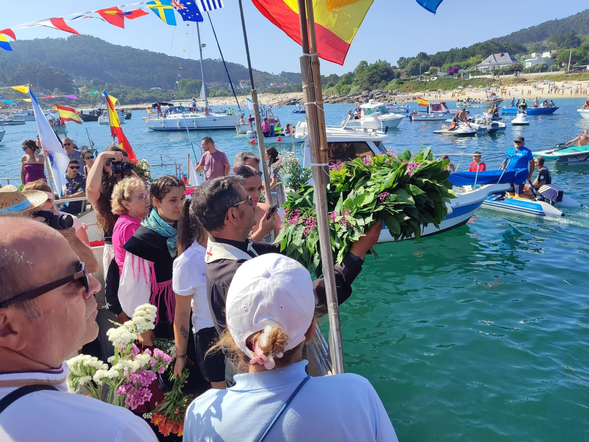 Cangas se hace a la mar por su Virgen del Carmen
