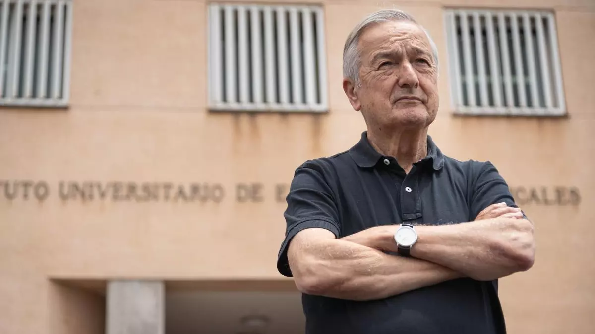 Basilio Valladares (científico): "La labor de los centros de vacunación internacional es fundamental y debería ser obligatorio visitarlos"