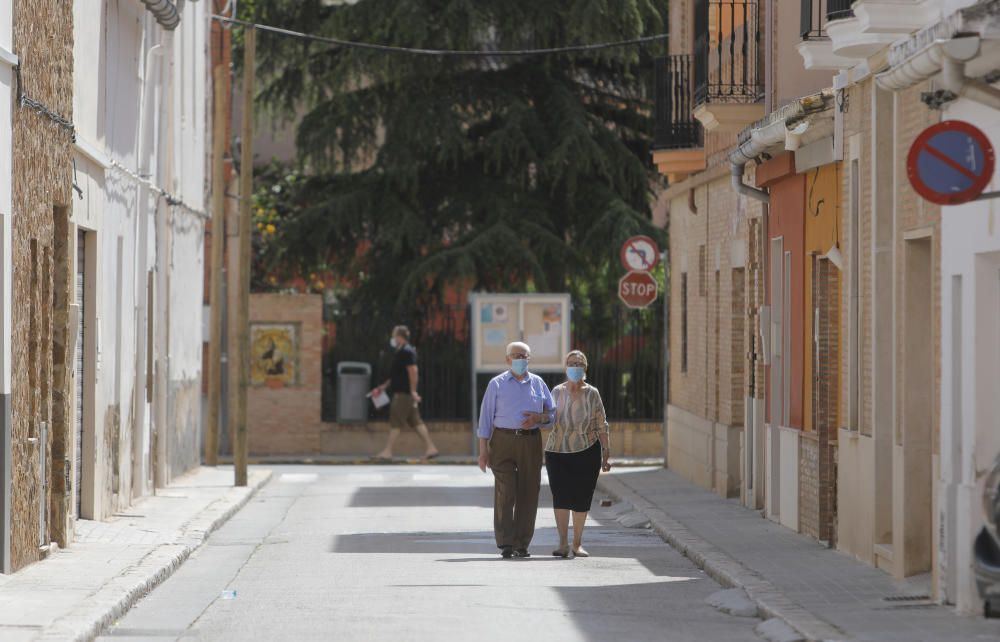 Moncada y Alfara del Patriarca: separadas por una calle y las franjas horarias