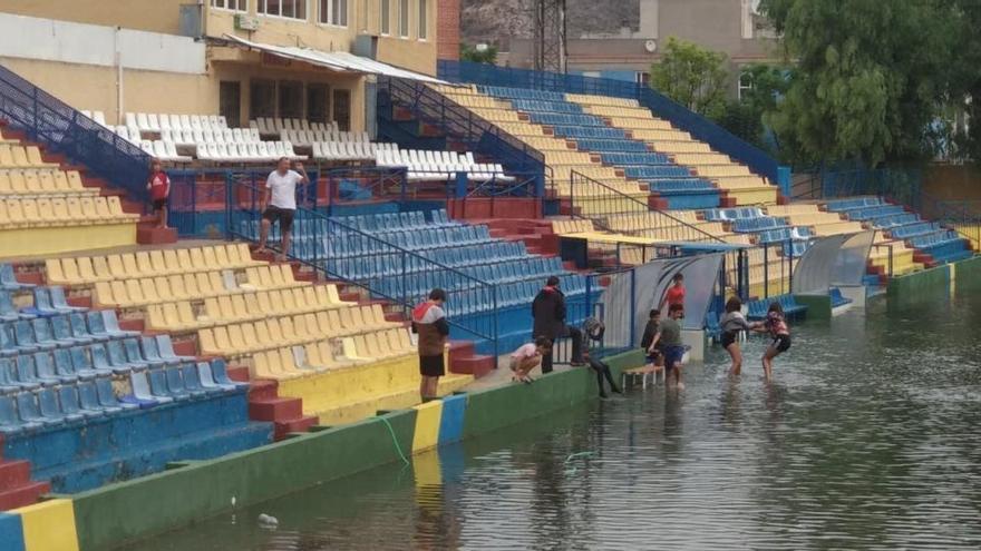 Aspecto del campo municipal de Los Arcos inundado tras la gota fría del pasado mes de septiembre.