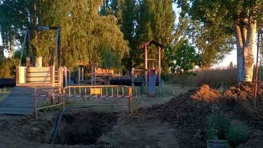 Obras de renovación del colector, en el parque junto al Duero.