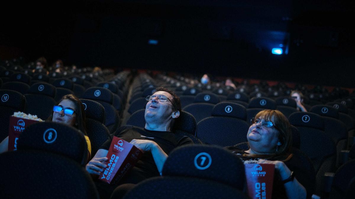 Varios espectadores en una sala de cine en Santa Cruz de Tenerife.