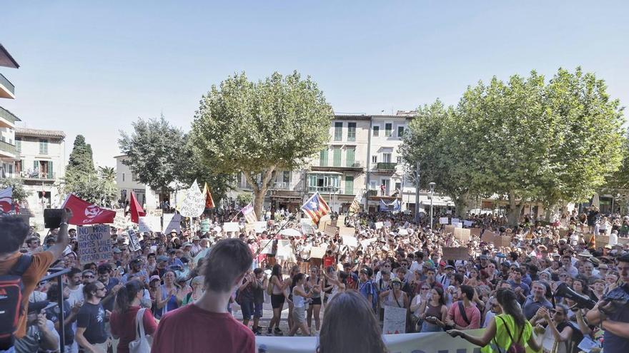 Sóller sale a la calle contra la masificación turística en una marcha histórica de 2.500 personas
