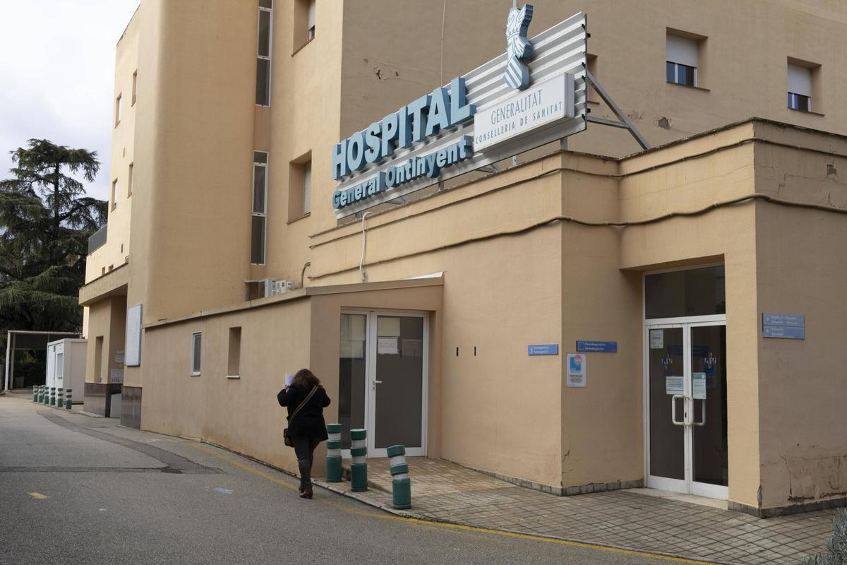 Entrada al hospital de Ontinyent, en una imagen de este viernes.