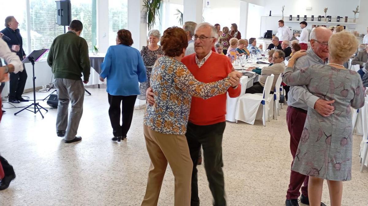 Los mayores no pierden comba, y menos si tras el almuerzo hay baile