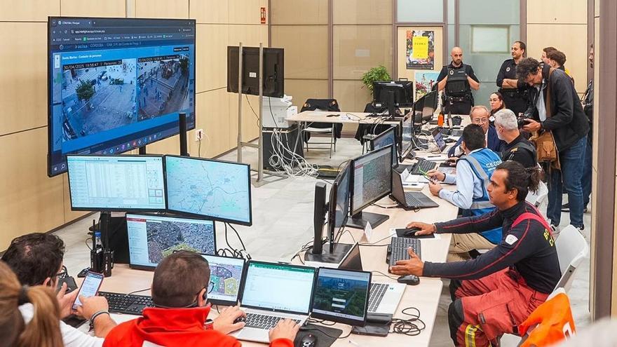 Policía Local, Protección Civil, bomberos y Cruz Roja trabajan coordinados desde el Cecop, instalado en el Ayuntamiento.