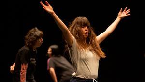 Una escena de De lamistat, de Las Huecas, en la sala Beckett de Barcelona