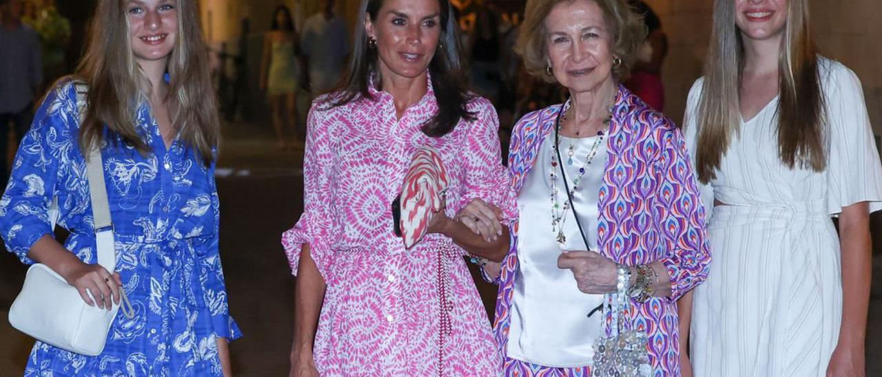 Letizia, con el bolso de mano de ‘llengües’ mallorquinas.