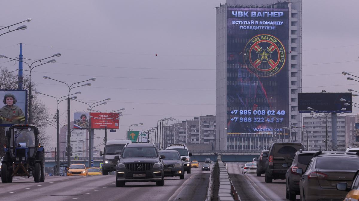 Un anuncio publicitario del grupo mercenario Wagner en una calle de Moscú.