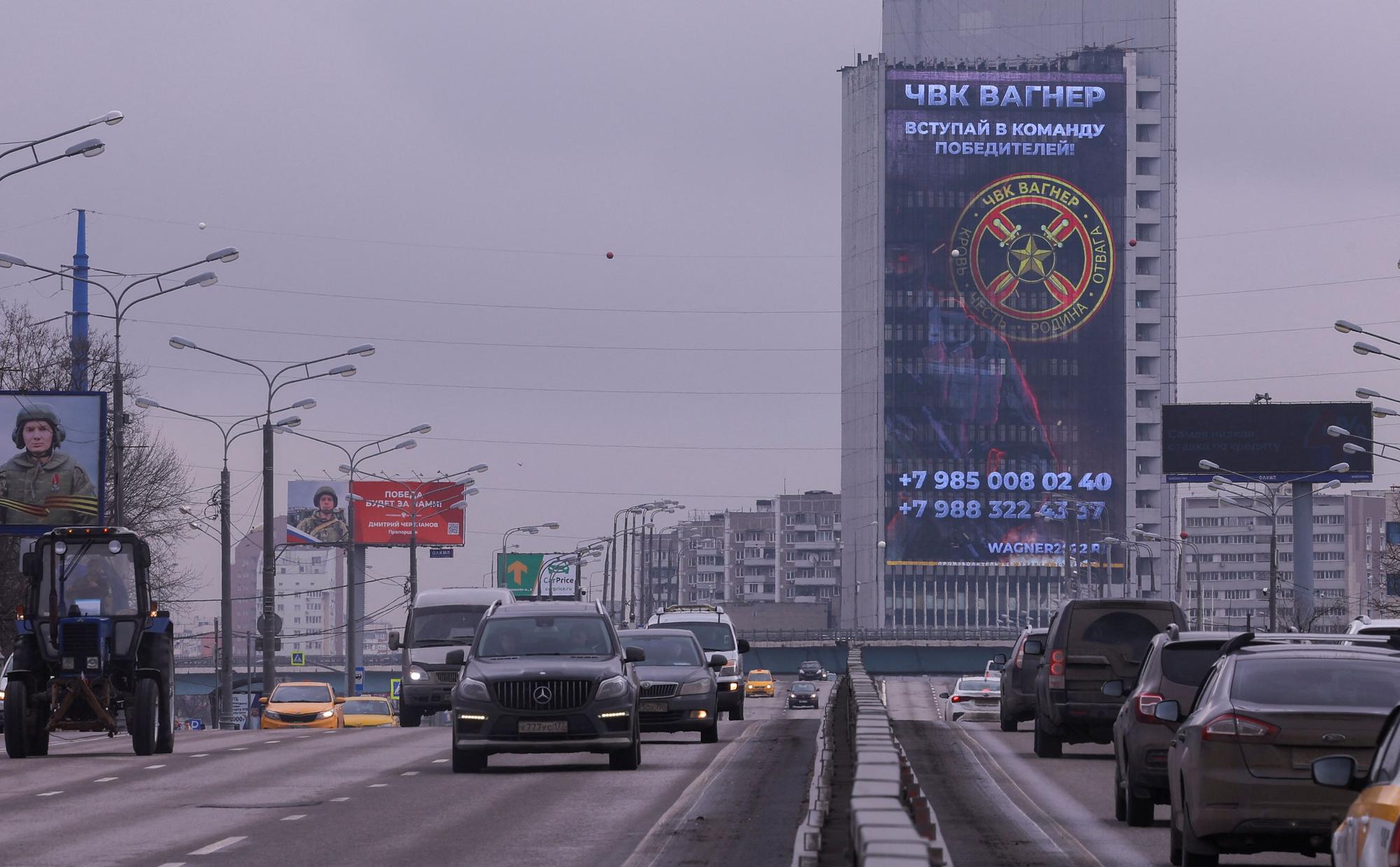 Un anuncio publicitario del grupo mercenario Wagner en una calle de Moscú.