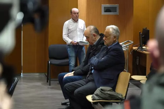 La llegada de los acusados en el segundo día de juicio por la Primitiva millonaria en la Audiencia de A Coruña