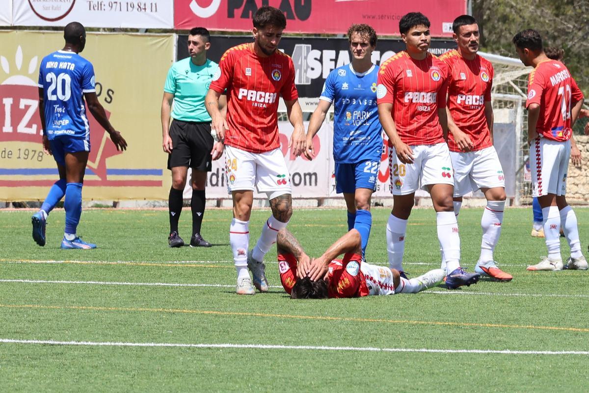 Los jugadores de la SD Ibiza se lamentan por el empate al final del partido ante el Andratx