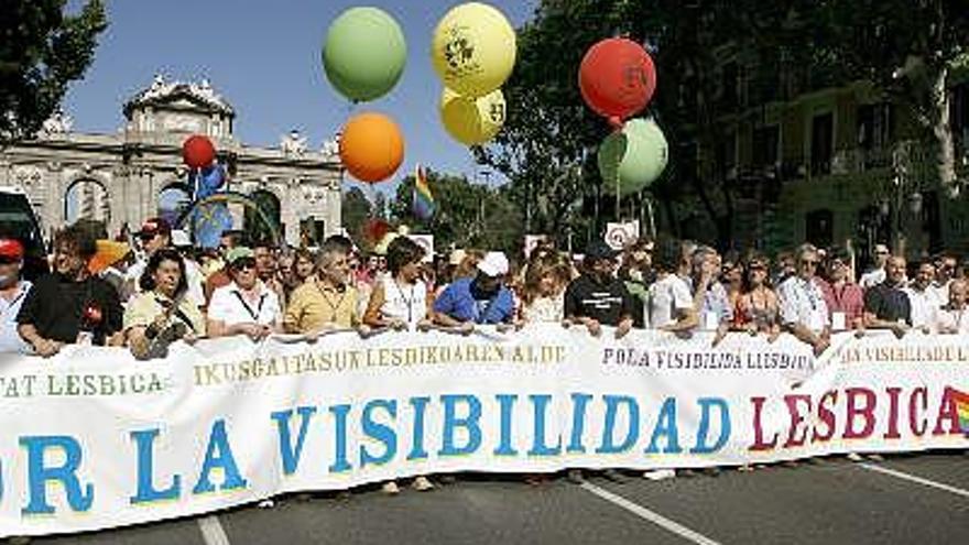 Vista general de la cabeza del desfile del Orgullo Gay que se celebra en las calles de Madrid. El manifiesto señala que &quot;hoy es nuestro día pero no debemos olvidar que nuestra dignidad y nuestra igualdad siguen recurridas&quot; por un &quot;vergonzoso&quot; recurso de inconstitucionalidad presentado por el Partido Popular contra la ley del matrimonio homosexual. Los cortes y desvíos de tráfico en el centro de Madrid con motivo del desfile han empezado a las 17.00 horas, por lo que el Ayuntamiento recomienda el uso del transporte público, sobre todo el Metro, y de las vías de circunvalación M-30 y M-40 entre las 18.00 y las 23.00.