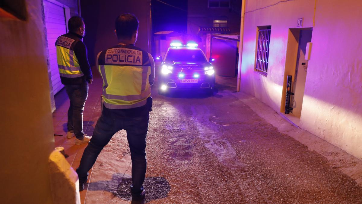 Operativo policial contra el tráfico de drogas en una vivienda de Vigo.