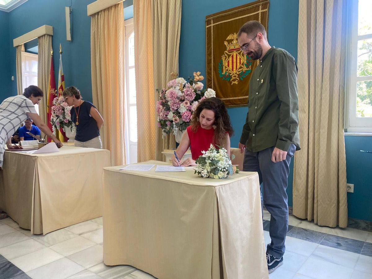 Elena y Diego Aitor firman los documentos de matrimonio.