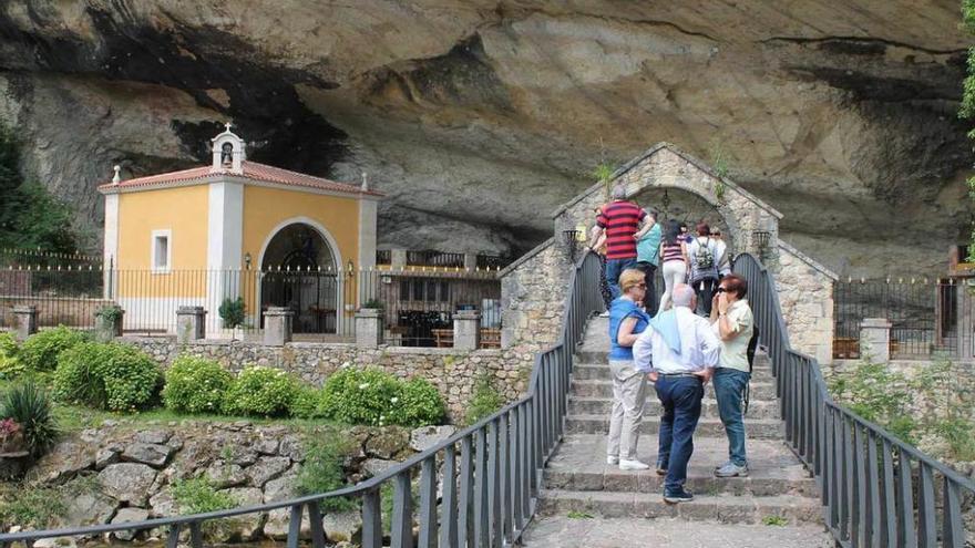 La Cueva, epicentro del excursionismo en Piloña