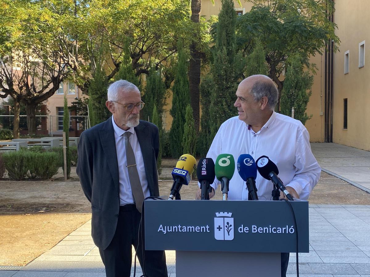 Juanma Cerdá (d) y Juan Pascual Sorlí (i) han anunciado este miércoles el reparto de concejalías en Benicarló.