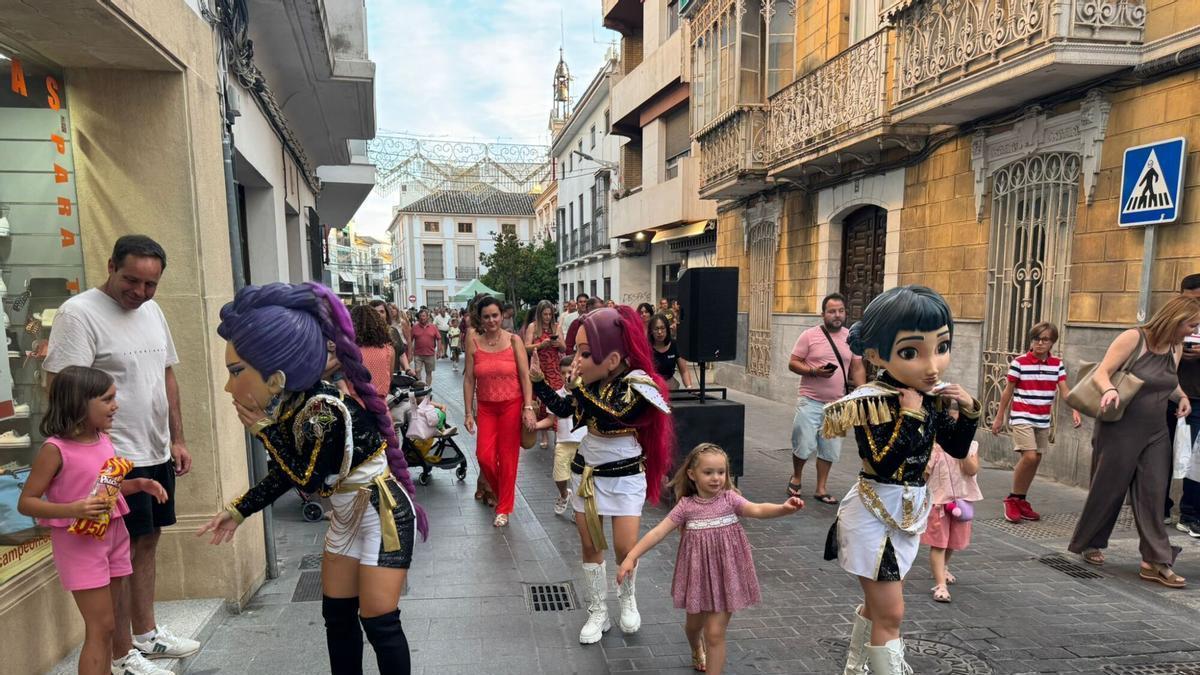 Animación en las calles en la Noche de Compras en el comercio de Montilla