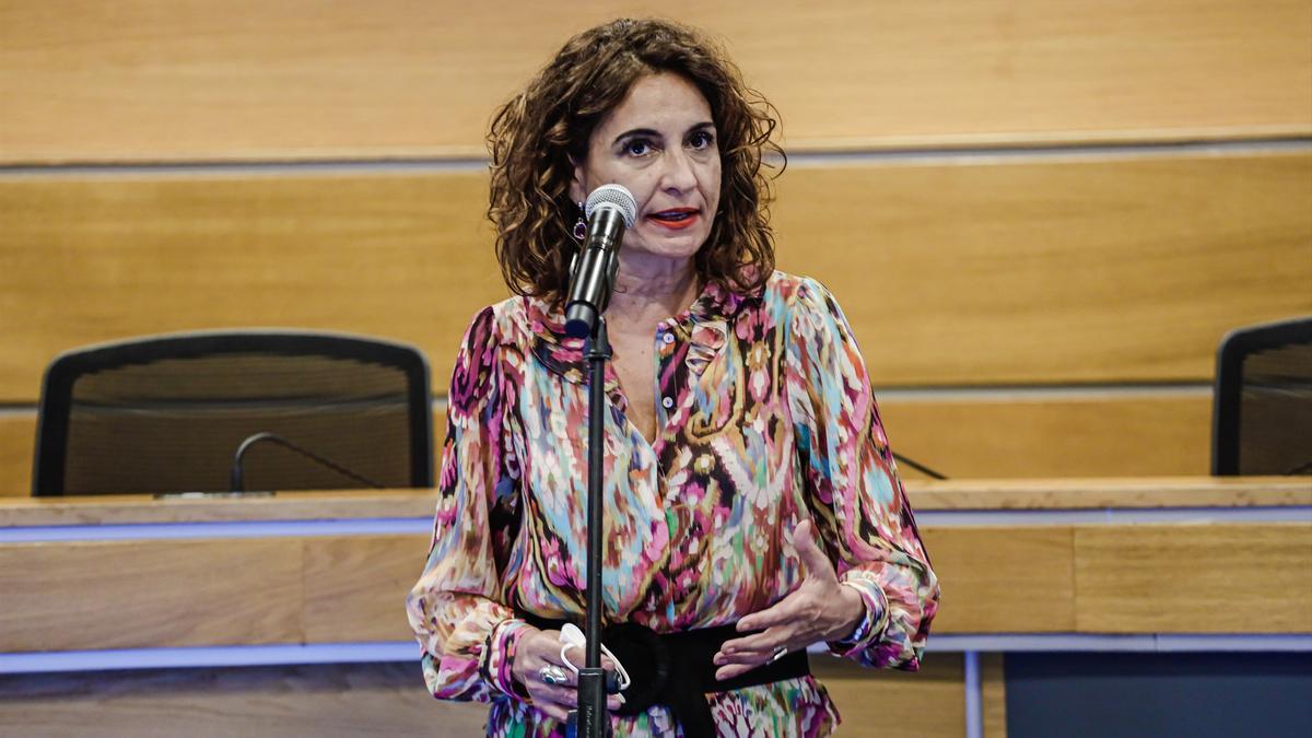 La ministra de Hacienda, María Jesús Montero, presenta los Presupuestos Generales del Estado (PGE) para 2022 al  presidente de la CEOE, en la sede de la patronal, a 19 de octubre de 2021, en Madrid, (España).
