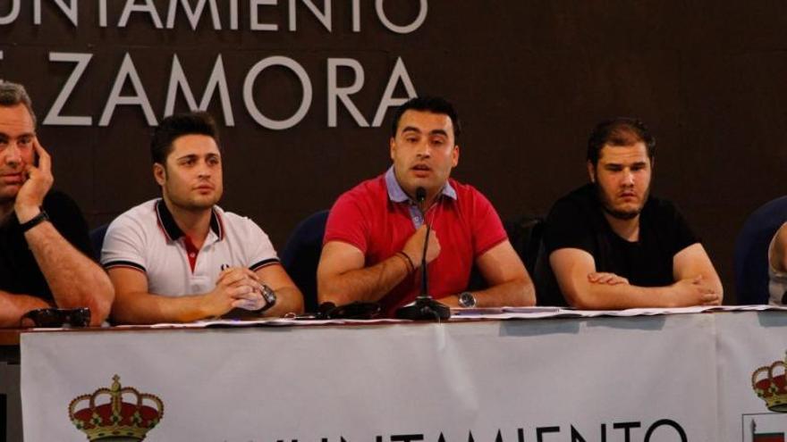 El presidente Alfonso Martín, en el centro, durante una reunión de la Comisión de Peñas.