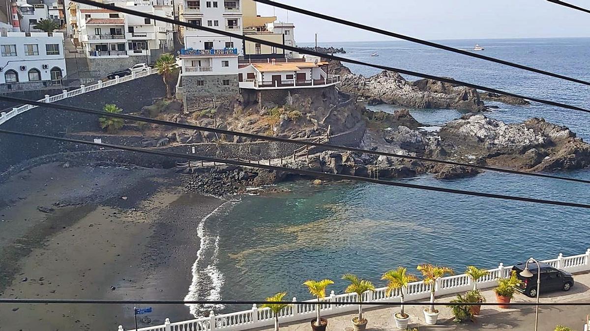 Playa de Puerto Santiago con la mancha que ha obligado al Ayuntamiento a cerrarla. | | E.D.