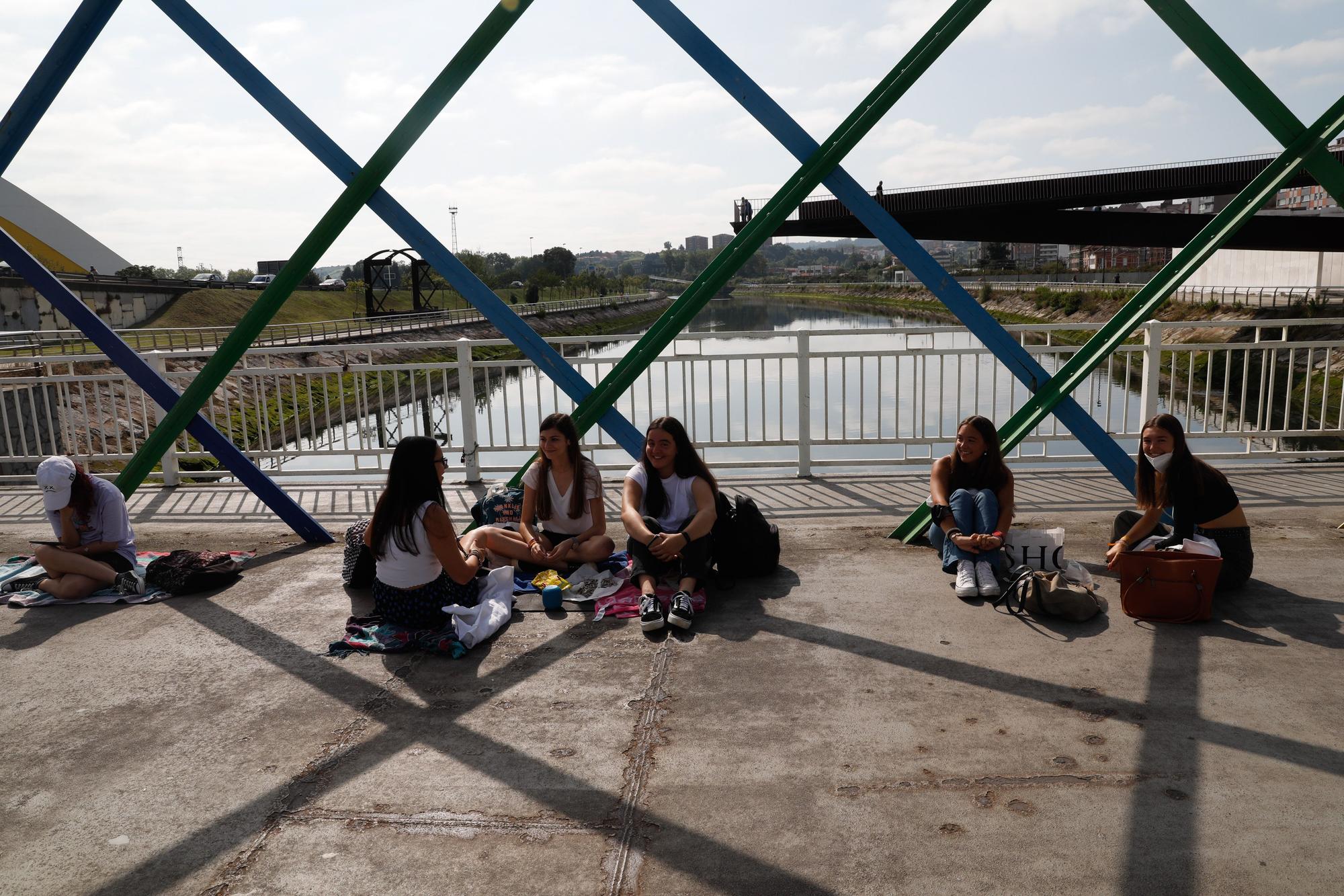 Las fans de Aitana duermen en la calle para ser las primeras en entrar al concierto en Avilés