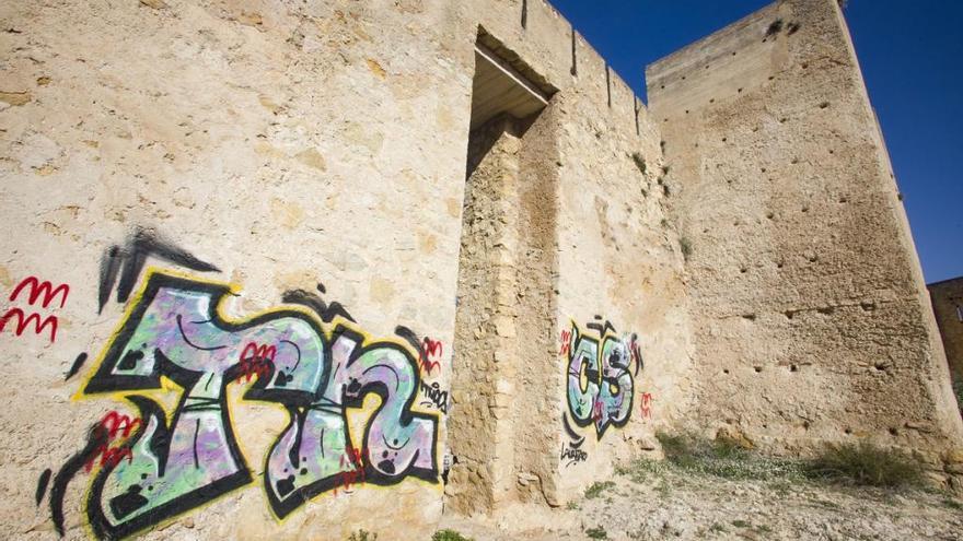 Aspecto de la pintada en dos piezas realizada sobre la muralla de Llevant de Xàtiva, en una imagen tomada ayer.