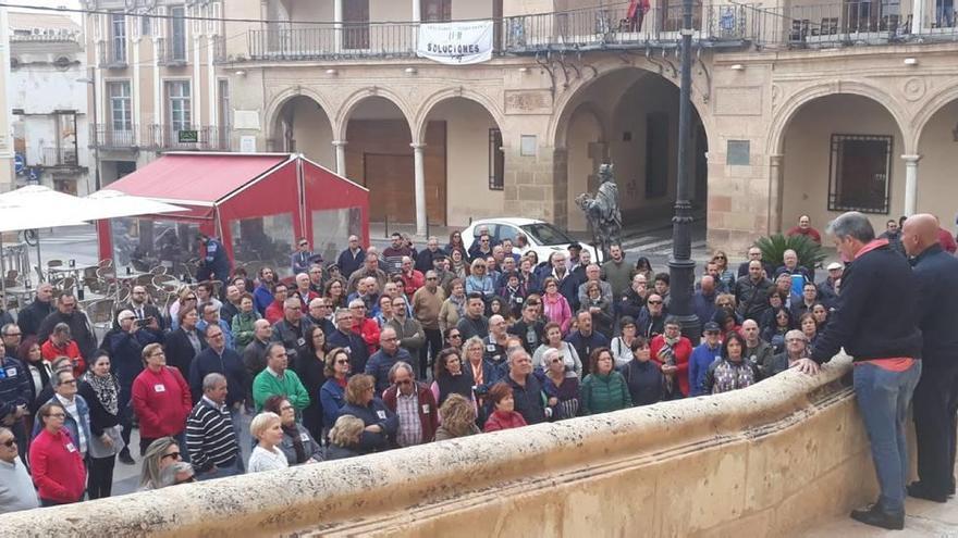 Los vecinos de Lorca se concentraron frente al Ayuntamiento para apoyar a los encerrados.