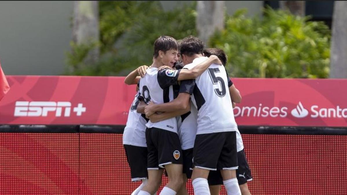 Los jugadores del Valencia CF celebran uno de los goles contra el Barcelona