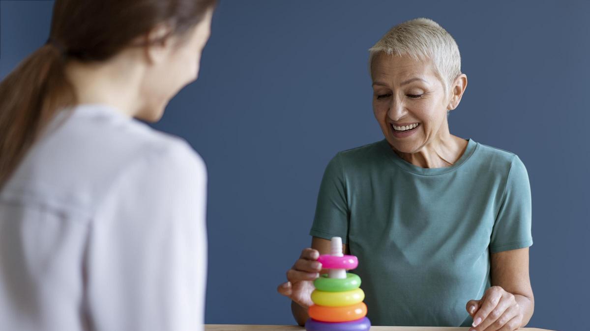 La fisioterapia aprovecha la neuroplasticidad mediante el ejercicio terapéutico y el entrenamiento de movimientos funcionales para estimular el sistema nervioso.