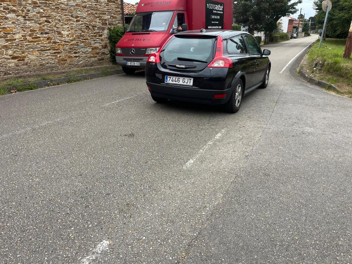 En imágenes: Los vecinos piden limitar la velocidad de los vehículos a su paso por Villademar En imágenes: Los vecinos piden limitar la velocidad de los vehículos a su paso por Villademar