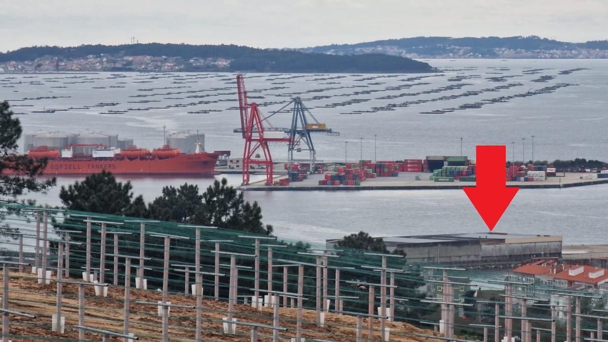 Las naves de los parquistas en el muelle de O Ramal, vistas desde Berdón. |   //  M. MÉNDEZ