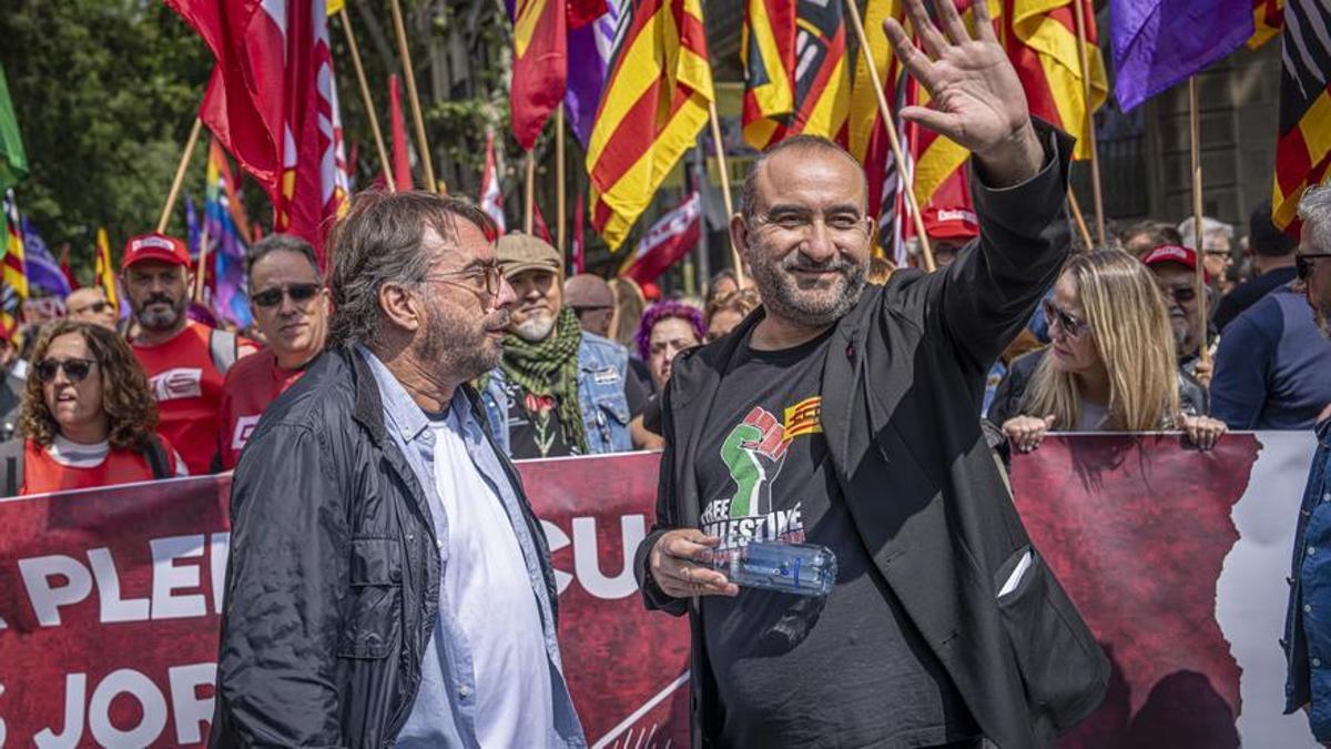 El secretario general de UGT de Catalunya, Camil Ros (i) y el de CCOO, Javier Pacheco (d), en la manifestación del Primero de Mayo.