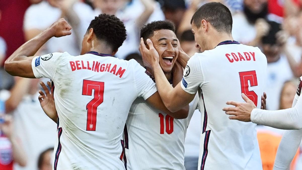 Los jugadores de Inglaterra celebrando el primer gol