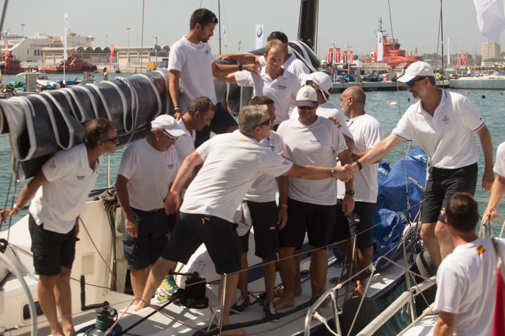 La reina Sofía y la infanta Elena siguen en barco la regata de Felipe VI