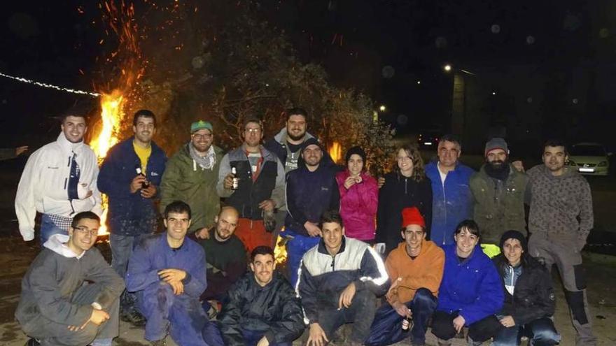 Jóvenes de Sejas que revivieron el tradicional &quot;toco&quot;, con la hoguera detrás.