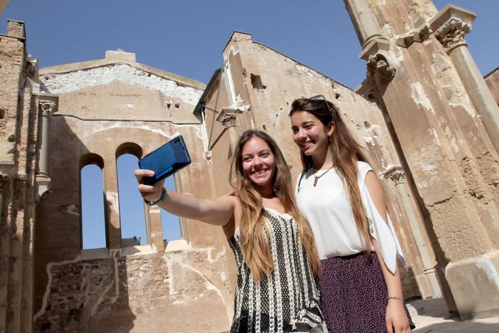 Primeros visitantes a la Catedral Vieja de Cartagena