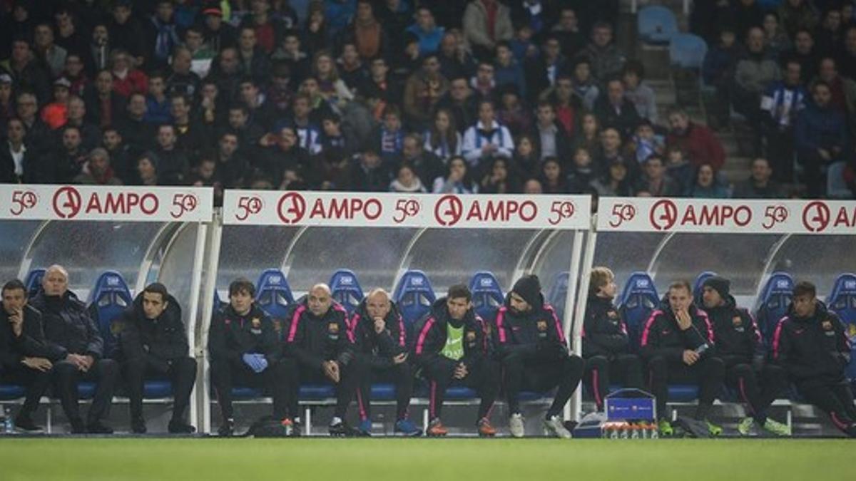 El banquillo del Barça en Anoeta, con pesos pesados como Messi, Piqué, Neymar y Alves.