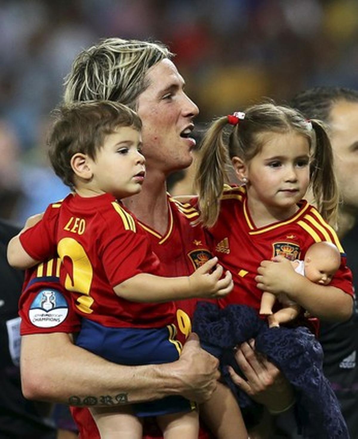 Fernando Torres, con sus hijos en brazos.