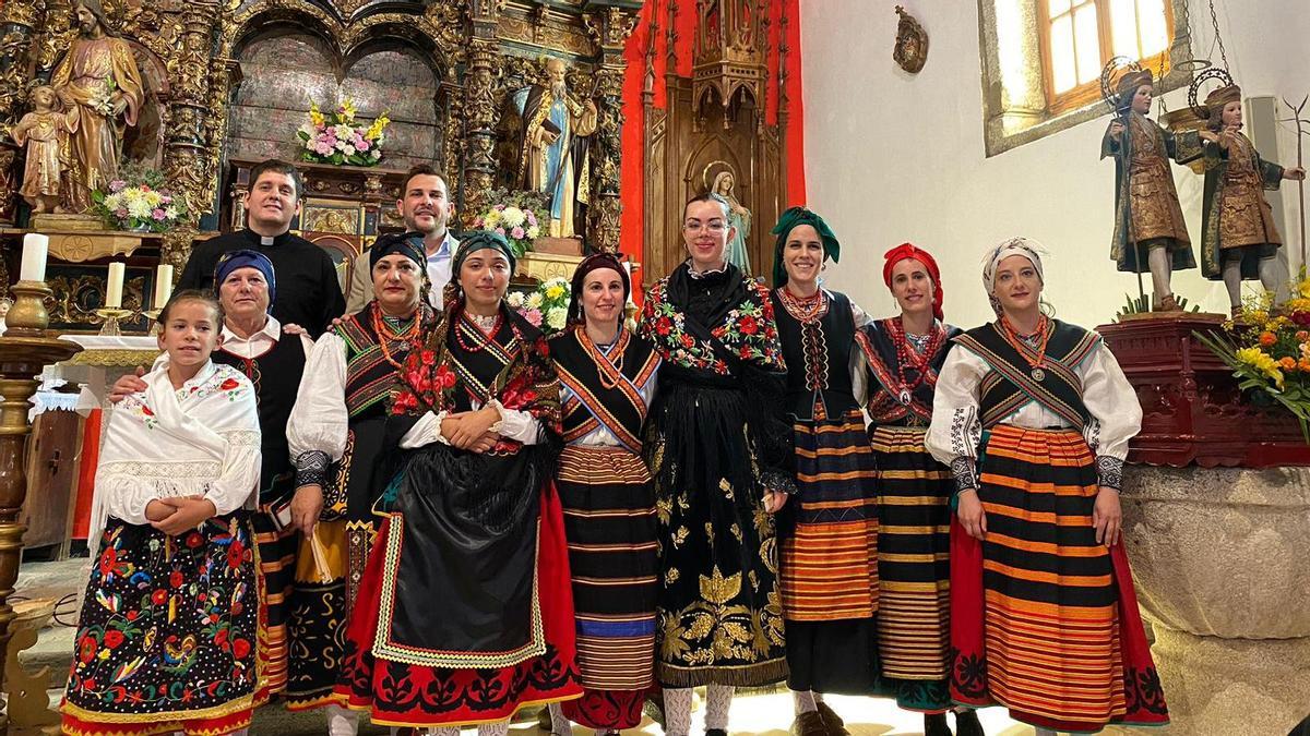 Mjeres con trajes típico de Domez