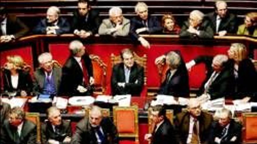 El Gobierno de Prodi cae a los 20 meses al estallar la coalición