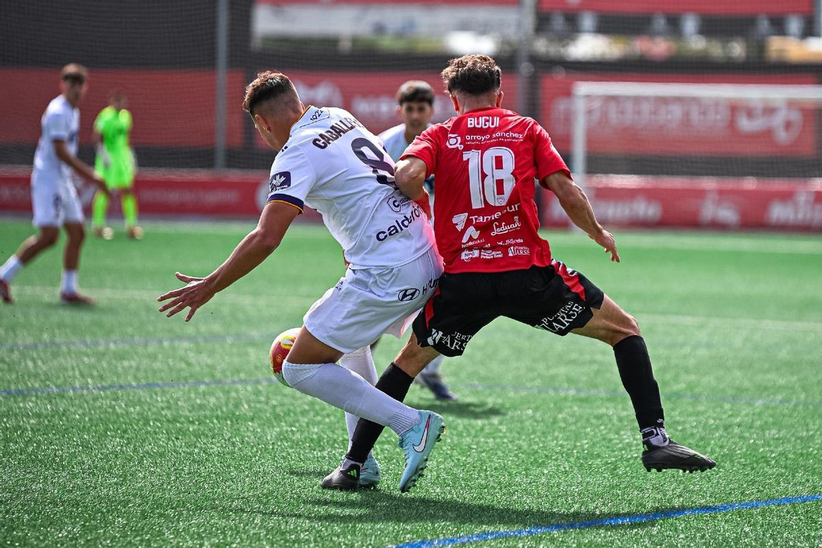 Acción del partido entre el Salerm y el Real Jaén en el Manuel Polinario.