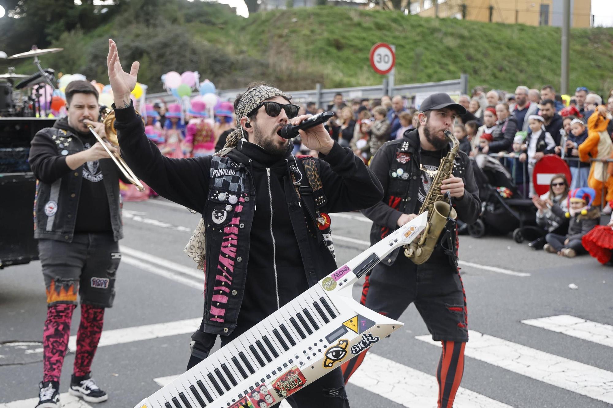 Santiago disfruta del tradicional desfile de Martes de Entroido