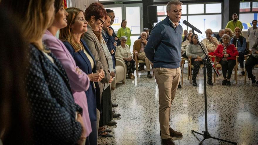 Iván Márquez, director del centro, entre los políticos y los usuarios.